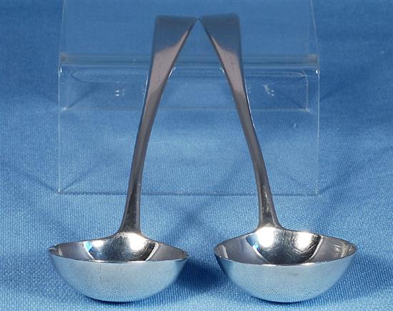 A cased pair of George V silver sauce boats and matching ladles, boat length 148mm, weight 8.8oz/276grms.